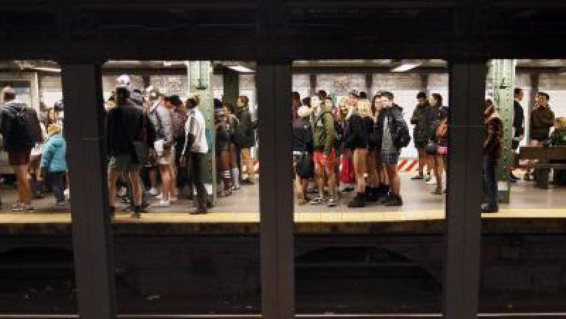 VIDEO! Sute de persoane, in lenjerie intima la metrou