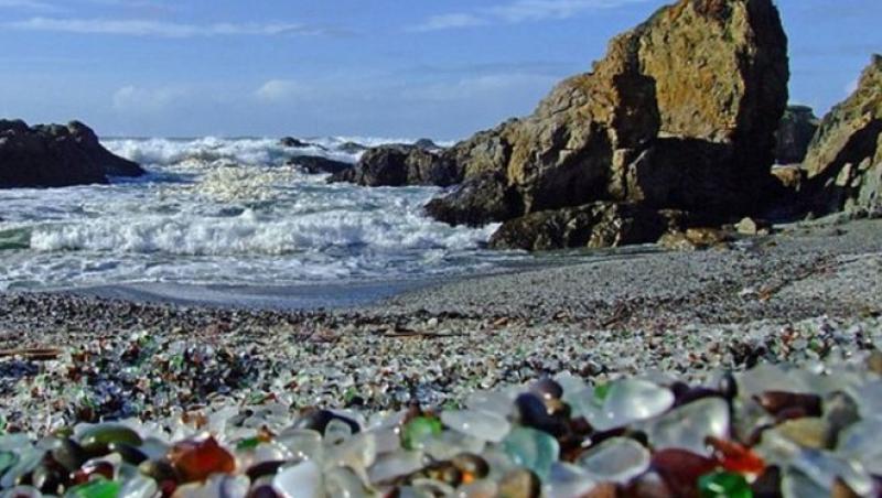 FOTO! O plaja din California, acoperita de sticla colorata. Vezi cum arata!