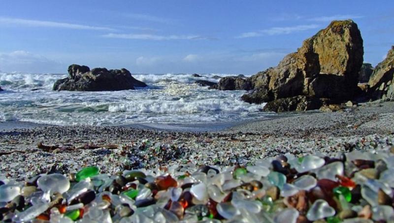 FOTO! O plaja din California, acoperita de sticla colorata. Vezi cum arata!