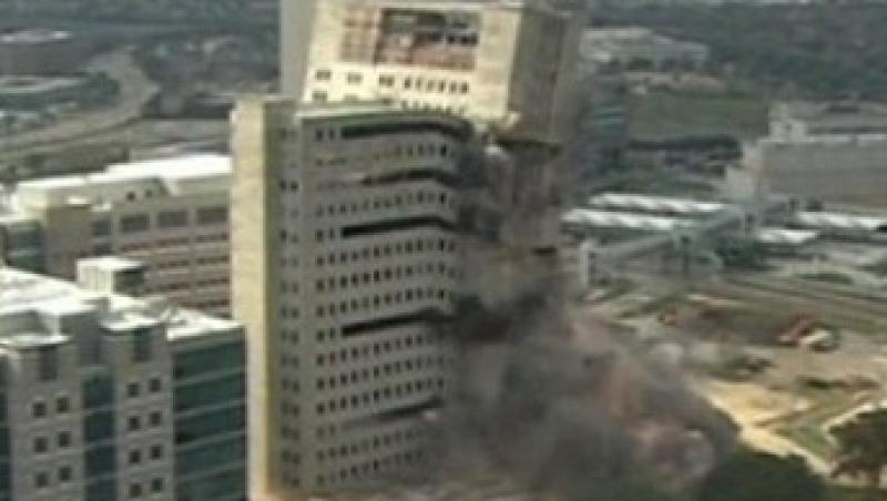 VIDEO! Houston: Un bloc de 20 de etaje a fost demolat prin implozie
