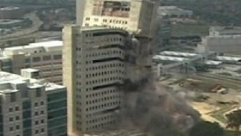 VIDEO! Houston: Un bloc de 20 de etaje a fost demolat prin implozie