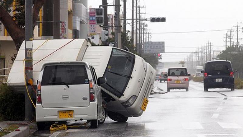 Japonia, luata pe sus de taifunul Jelawat: sute de oameni au fost raniti