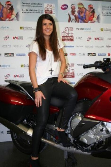 Au lasat rachetele de tenis pentru haine de motociclisti: Sorana Carstea si Monica Niculescu bikerite