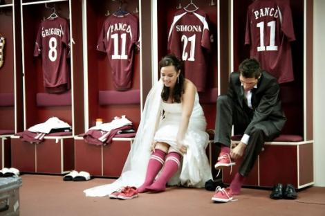 Nu-i echipa mai iubita ca Rapid! Doi tineri au ales sa se pozeze in ziua nuntii pe stadionul din Giulesti 
