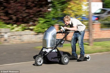 Un britanic a construit cel mai rapid carucior pentru copii. Are motor de motocicleta si patru viteze