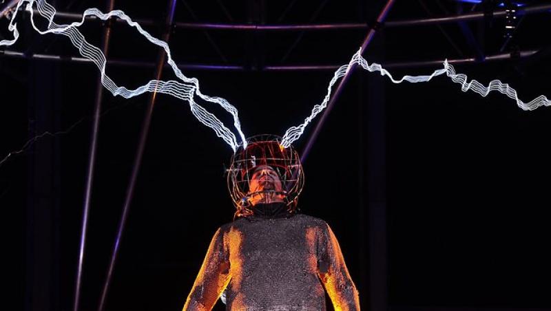 Iluzionistul David Blaine a fost internat, dupa ce a stat 72 de ore intr-un camp electric de un milion de volti!