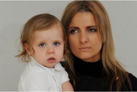 Un baietel de doi ani si-a sarbatorit ziua de nastere la restaurant, cu un pahar de whiskey