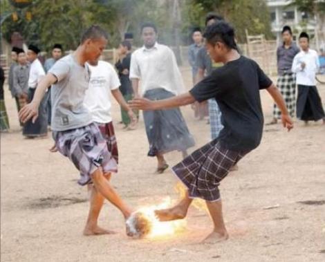 In Indonezia, partidele de fotbal sunt INCENDIARE! Tinerii joaca, in picioarele goale, cu o minge in flacari