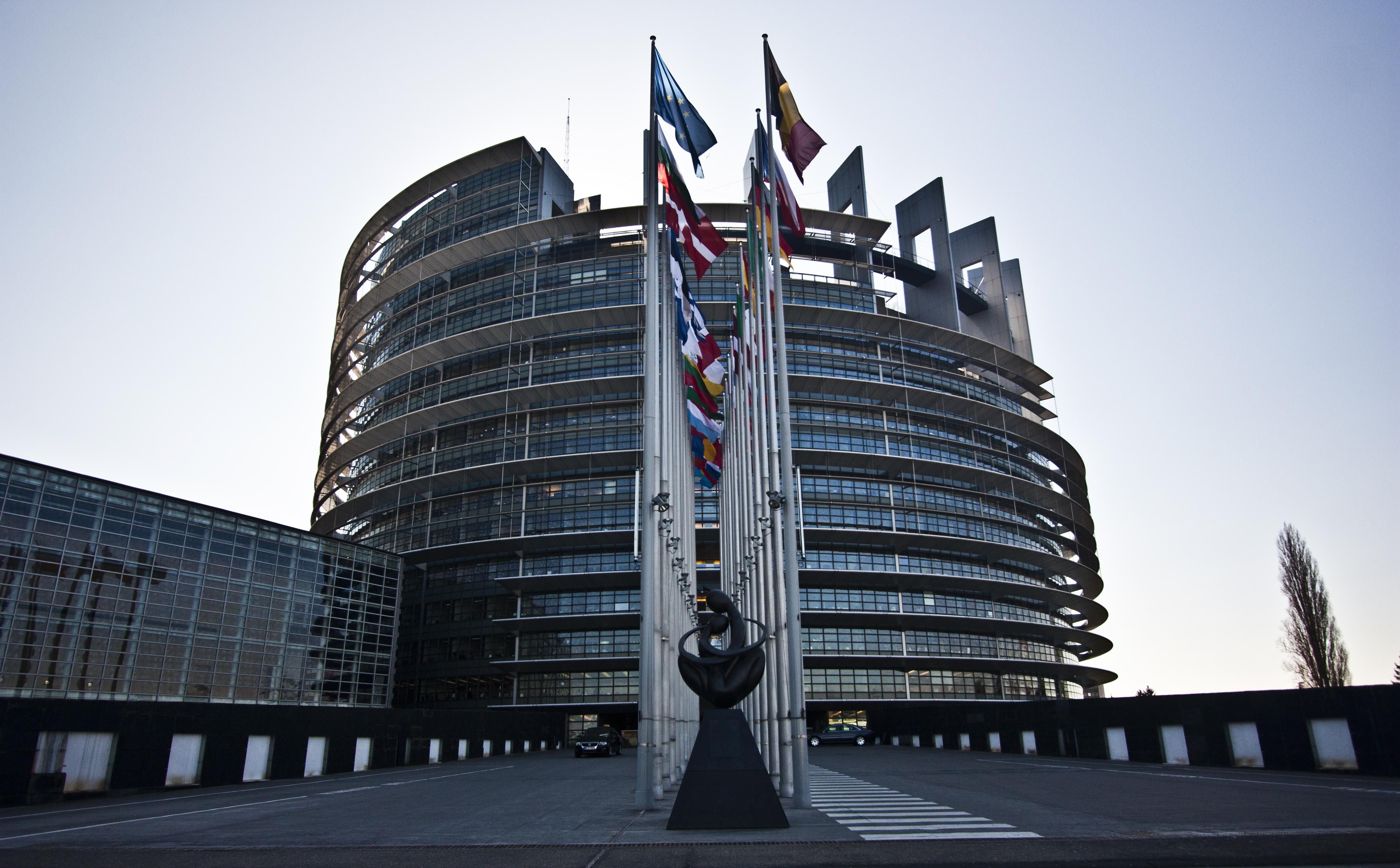 Pensii de 5.000 de euro dupa cinci ani de munca. Vezi ce pensii uriase au inaltii functionari europeni!