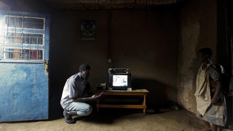 Un african autodidact electrifica satele din Rwanda