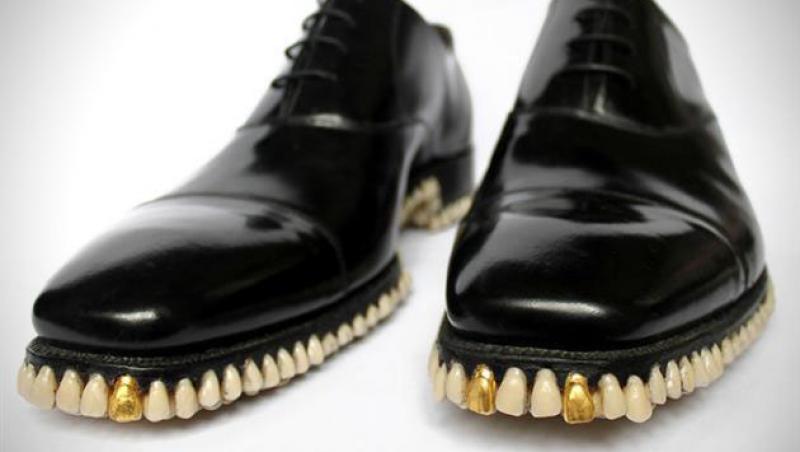 Cei mai ciudati pantofi facuti vreodata! Au sute de dinti in talpa, chiar si de aur!