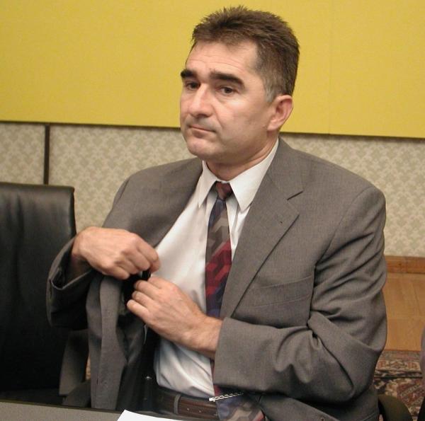 Senatorul Ioan Ghise protesteaza pe holurile Parlamentului: "7.403.836 romanian dismissed Basescu"