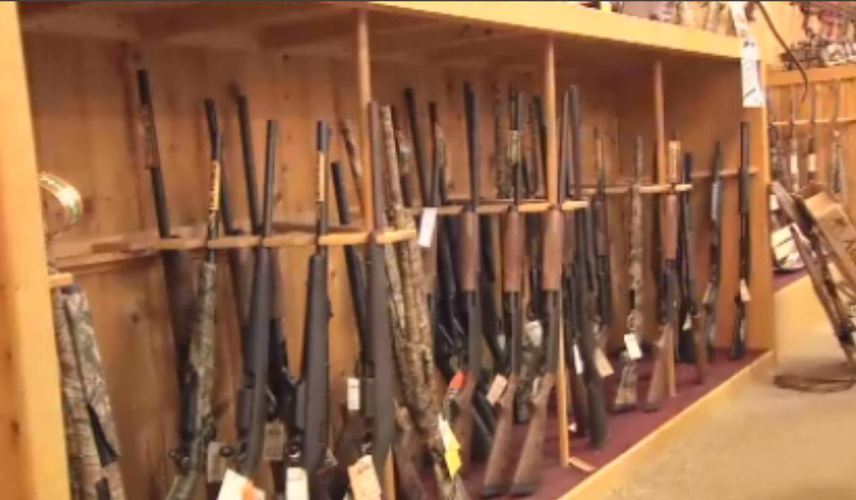 O bijuterie din SUA ofera cadou o pusca barbatilor care cumpara inele de logodna scumpe