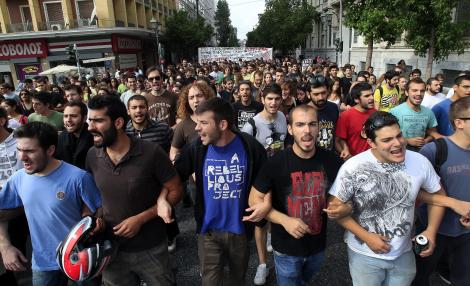 Peste 20.000 de greci protesteaza la Atena. Un barbat a murit in urma violentelor