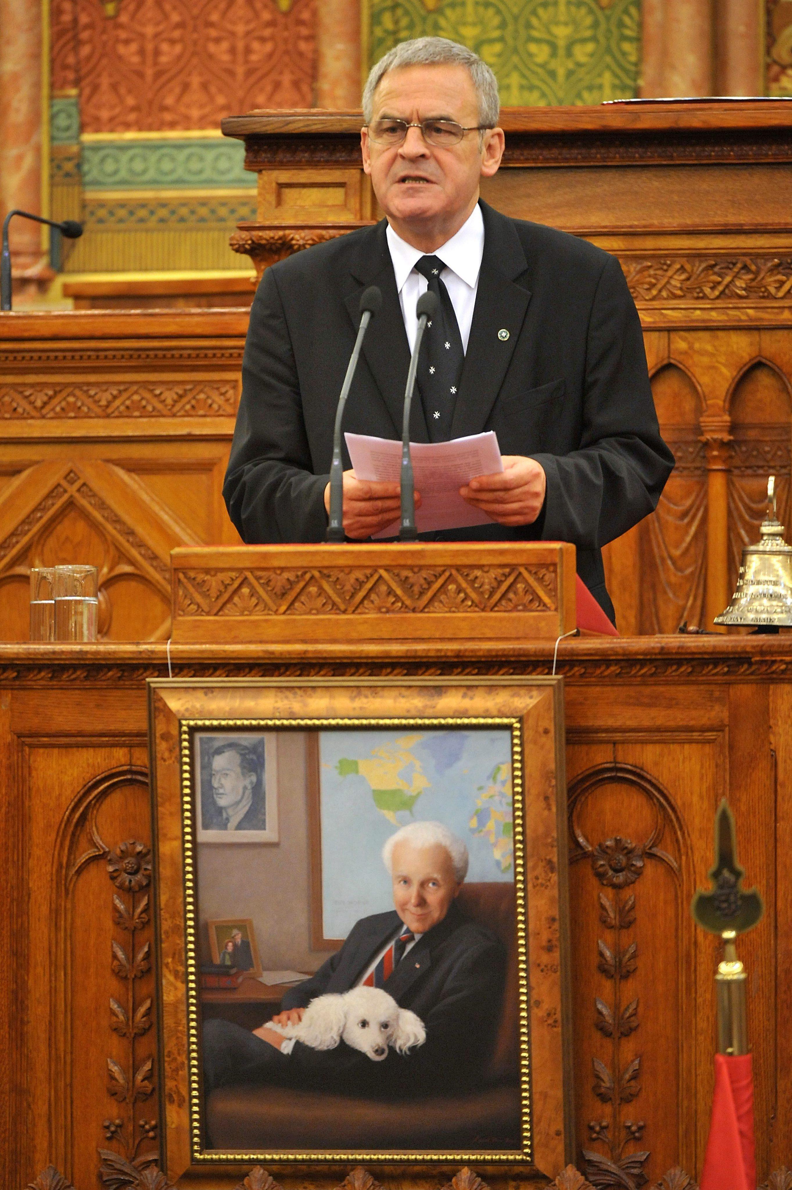 Laszlo Tokes: "Romania supercentralizata nu va reusi sa iasa din criza, daca nu se va face descentralizarea si regionalizarea tarii"