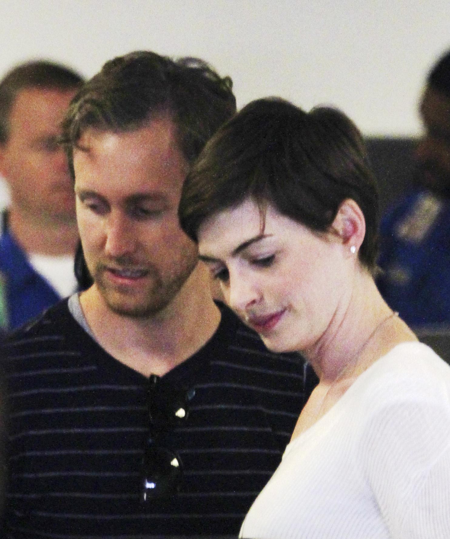 Anne Hathaway doneaza organizatiilor care sprijina mariajele gay o parte din banii obtinuti pe fotografiile de nunta