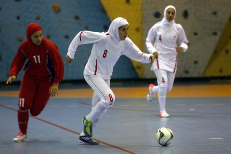 GALERIE FOTO! Sportul nu cunoaste granite: Meci de futsal intre Iran si Rusia, jucat cu pasiune si... val islamic