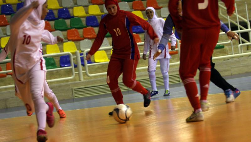 GALERIE FOTO! Sportul nu cunoaste granite: Meci de futsal intre Iran si Rusia, jucat cu pasiune si... val islamic