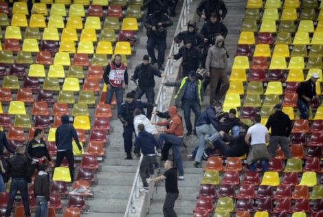 Incidente pe Arena Nationala la derby-ul Dinamo- Rapid! Ultrasii s-au ciocnit la gardurile despartitoare. Opt suporteri au fost retinuti in afara stadionului