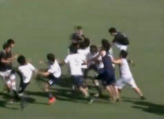 Record de cartonase rosii la un meci de fotbal de juniori din Paraguay! Arbitrul a eliminat toti jucatorii celor doua echipe, inclusiv rezervele