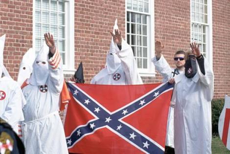 SUA: Membri ai KKK au incendiat o femeie de culoare, pentru ca purta un tricou cu Obama