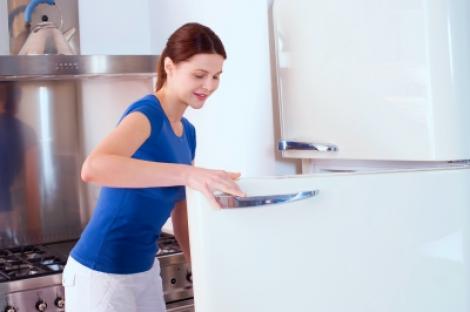 Cum sa cureti si sa iti organizezi eficient frigiderul si congelatorul