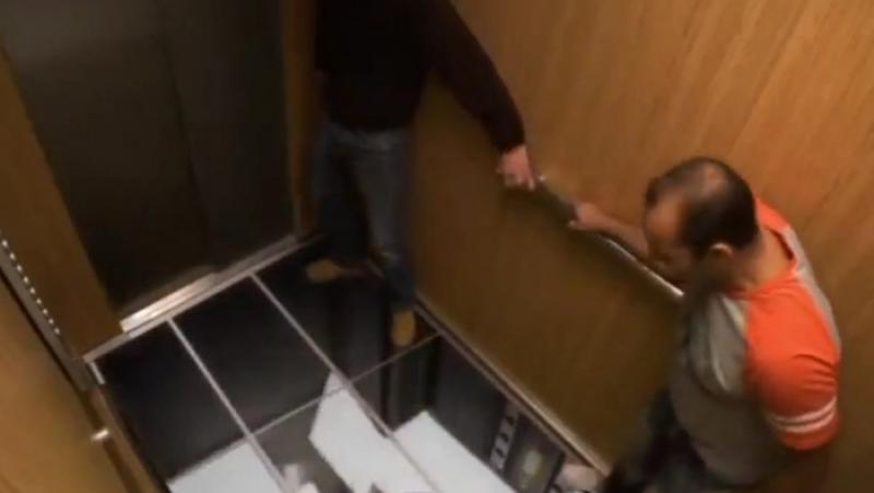 Reclama terifianta: Cum iti dispare podeaua de sub picioare, in lift