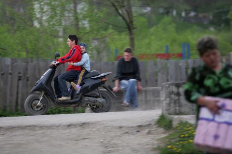 Permisul de conducere pentru mopede si scutere, obligatoriu din ianuarie 2013