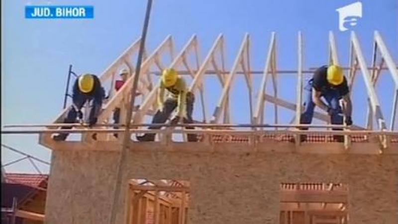 Circa 300 de voluntari straini construiesc si renoveaza case pentru oamenii saraci din Beius