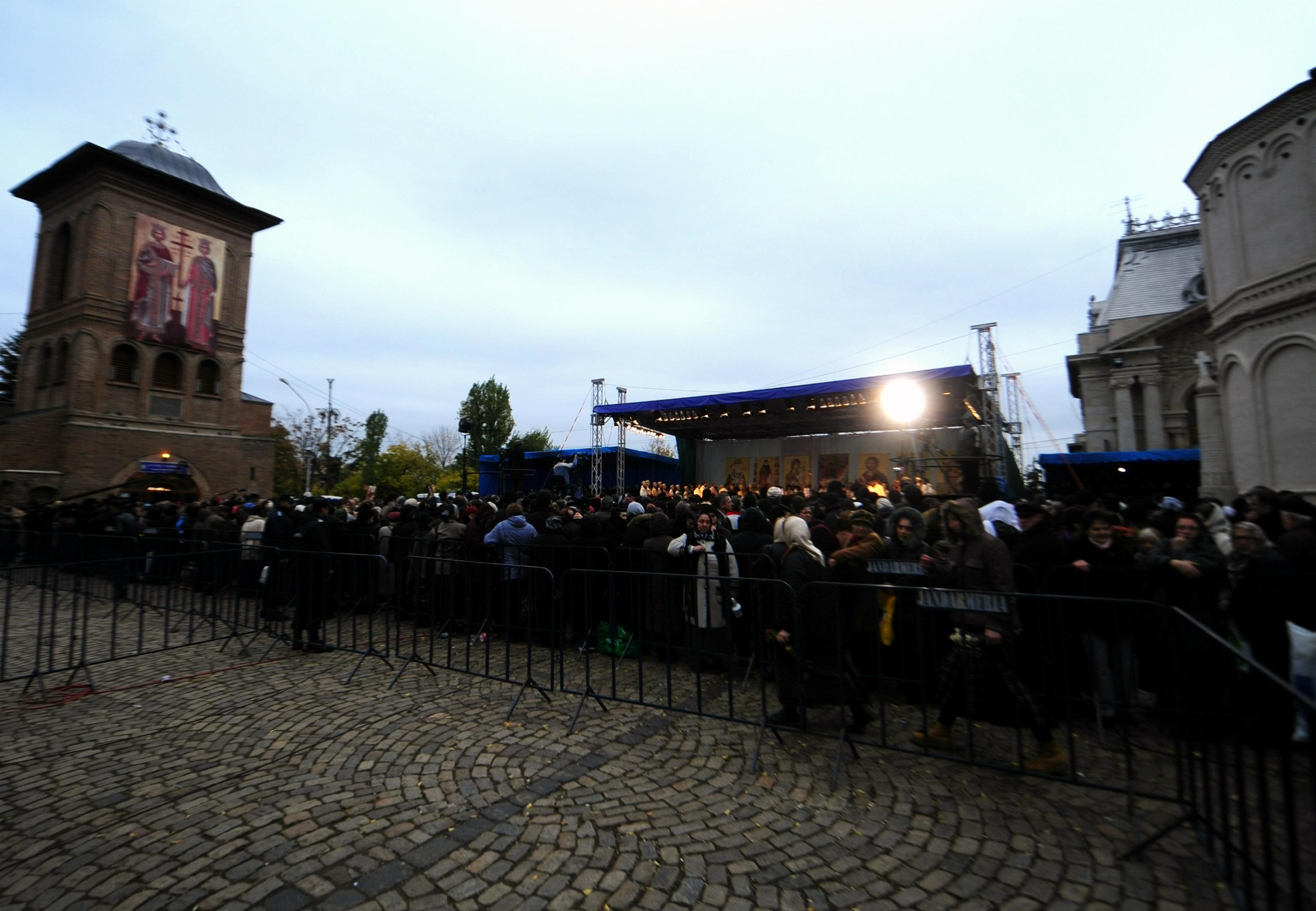 Peste 5.000 de oameni la Patriarhie, in prima zi a sarbatorilor de Sfantul Dimitrie