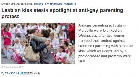Sarutul intre doua tinere, la un miting anti-gay, ar putea deveni fotografia anului!