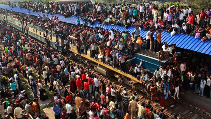 VIDEO! Mersul cu trenul, un sport extrem. Este posibil in Bangladesh!