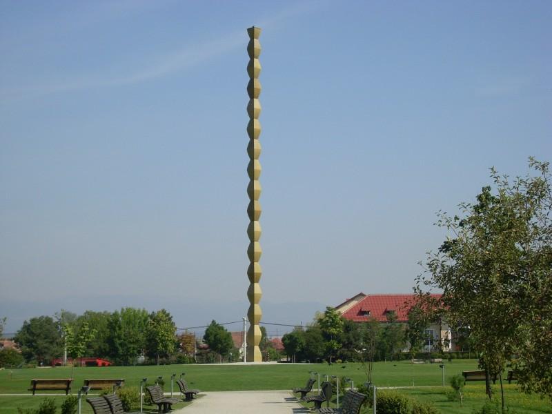 27 octombrie 1938: Coloana Infinitului, sculptura lui Constantin Brancusi, este dezvaluita publicului  