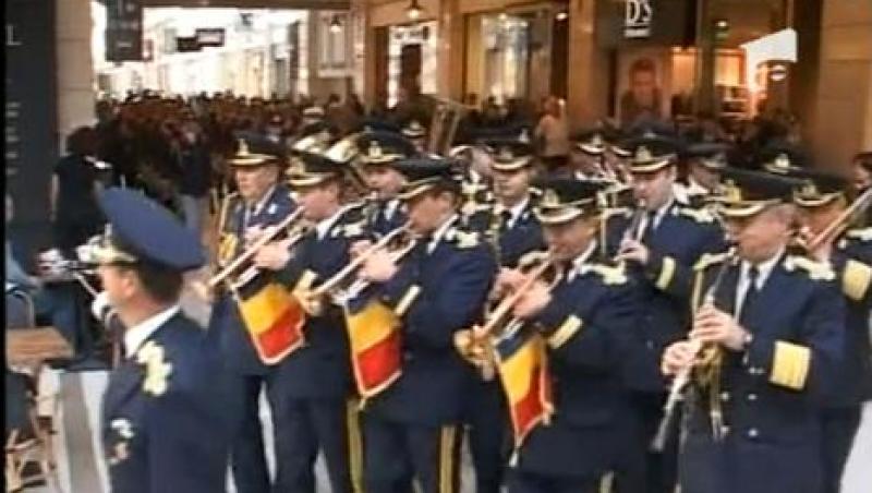 Militarii in uniforme au defilat intr-un mall din Capitala, de Ziua Armatei Romane