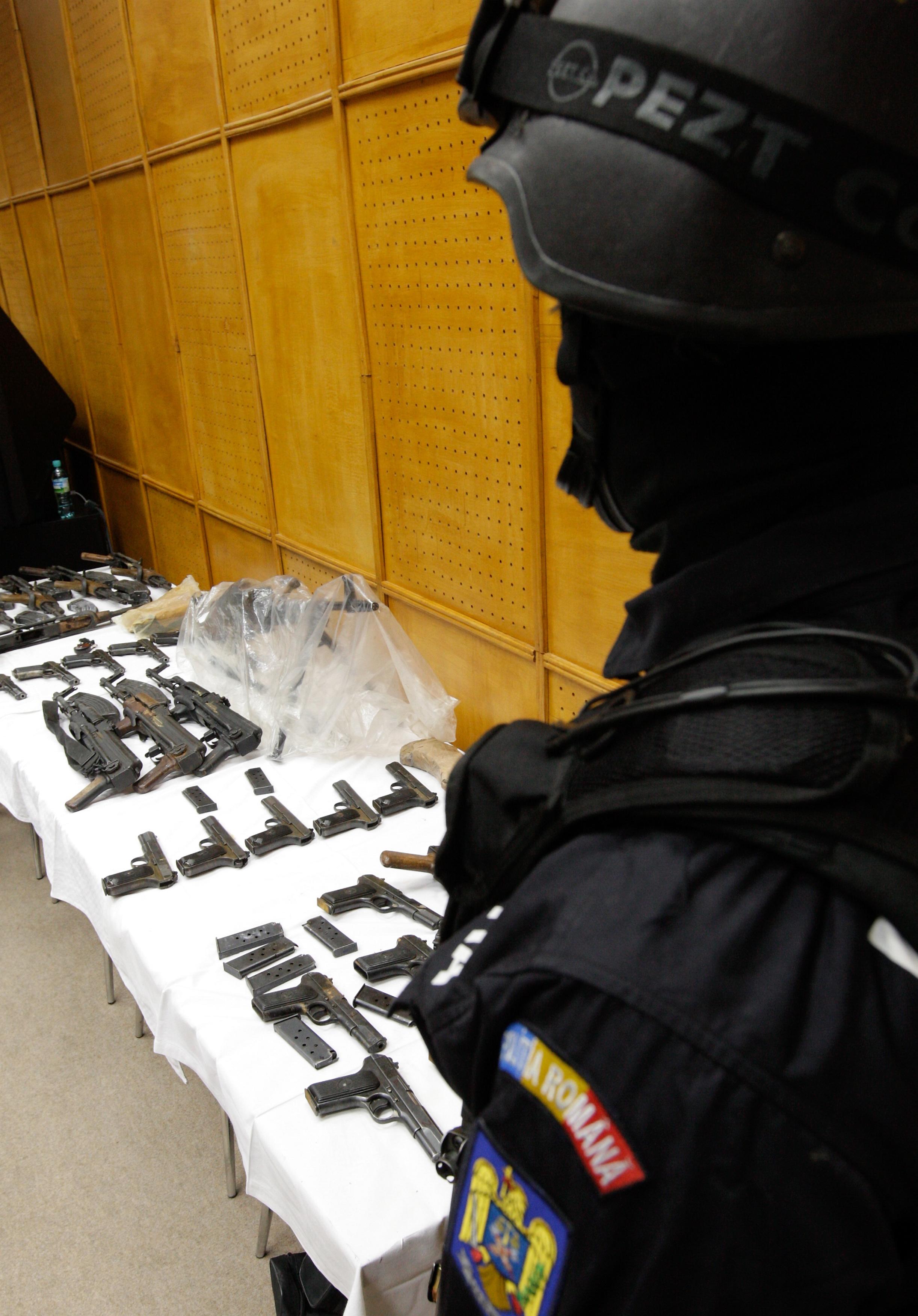 Descinderi la hotii de masini de lux: printre suspecti, unul dintre liderii clanului Duduianu