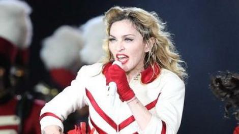 Madonna, HUIDUITA de fani, pentru ca voteaza cu Obama!