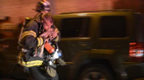 Emotionant: cum incearca un pompier sa salveze un bebelus