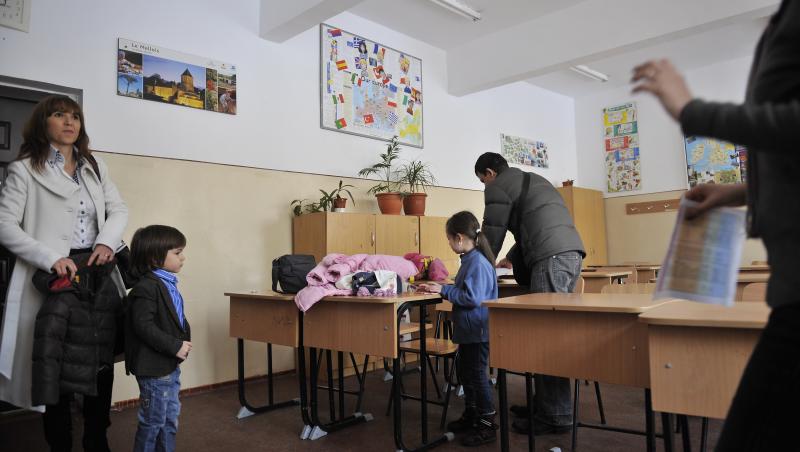 Copii terorizati! O invatatoare din Bucuresti, inregistrata in timp ce ii injura si ii ameninta pe elevi 