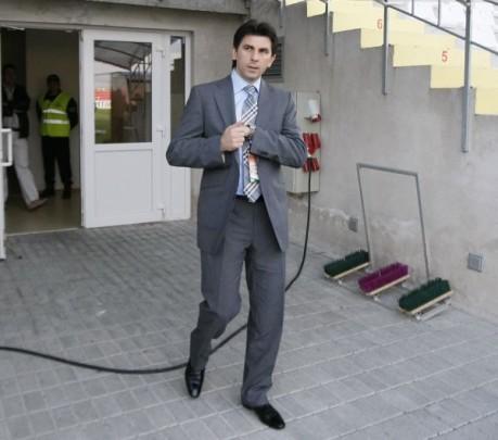 A antrenat aproape doua sezoane dar este sef peste toti antrenorii Europei. Lupescu a primit o functie de conducere la UEFA 