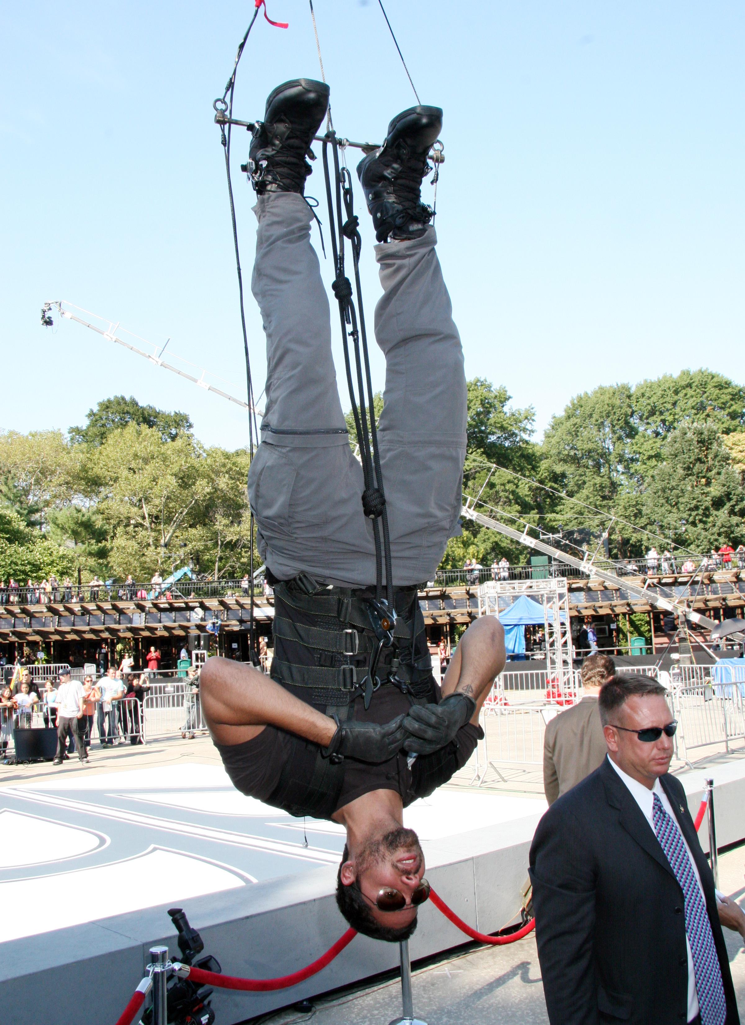 Magicianul David Blaine va rezista unei furtuni electrice. Ce presupune "schema" cu 1 milion de volti