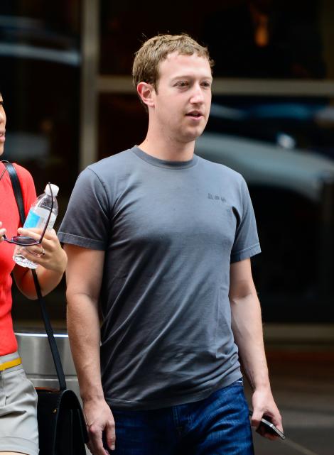 Mark Zuckerberg: "Port acelasi tricou in fiecare zi"