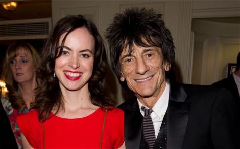 A treia oara e cu noroc! Chitaristul de la Rolling Stones se insoara cu iubita lui in varsta de 34 de ani