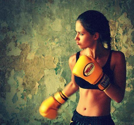 Secretele "ingerilor": Adriana Lima se mentine in forma practicand kickboxing!