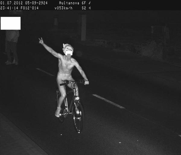 L-a luat radarul, pe bicicleta, despuiat!