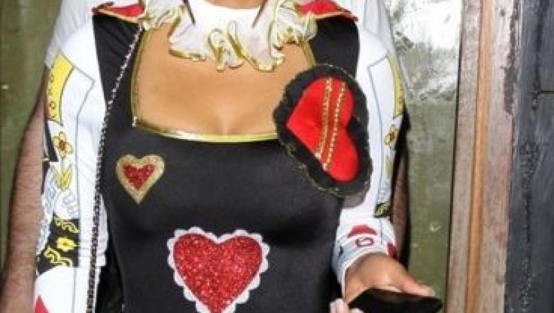 Christina Milian da cartile pe fata. Vezi ce costum sexy a ales cantareata pentru Halloween!