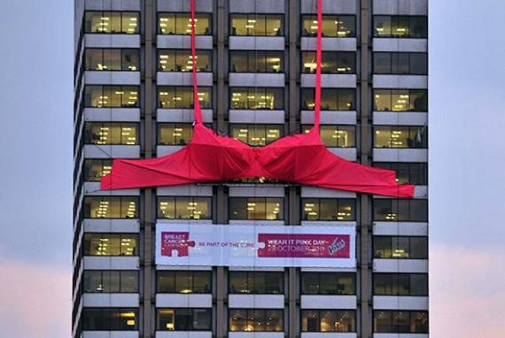 Cel mai mare sutien din lume a fost vandut cu 4.400 de euro!