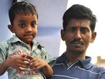 Parintii unui copil cu 25 de degete nu vor sa-l opereze pentru a ramane celebru