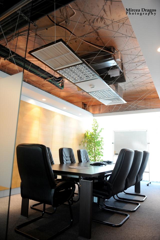 Un sediu experimental: cu tevile la vedere si pereti din piatra