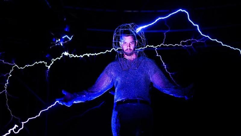VIDEO. Iluzionistul David Blaine socheaza din nou! Barbatul a stat timp de 72 de ore intr-un camp electric de un milion de volti!