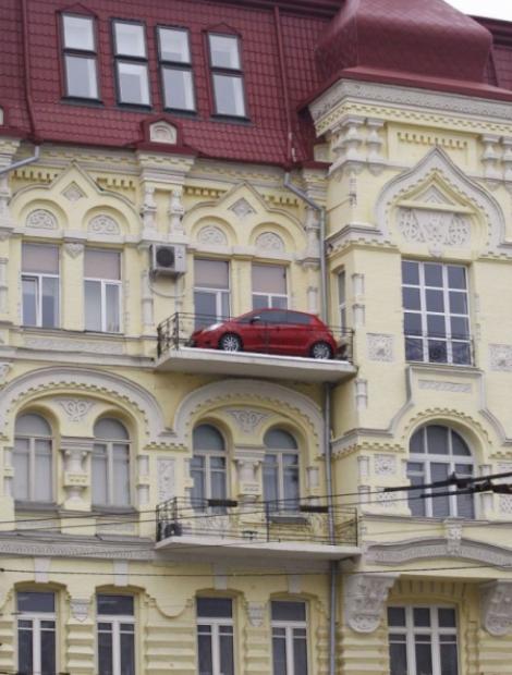 Un rus si-a parcat masina in balcon!